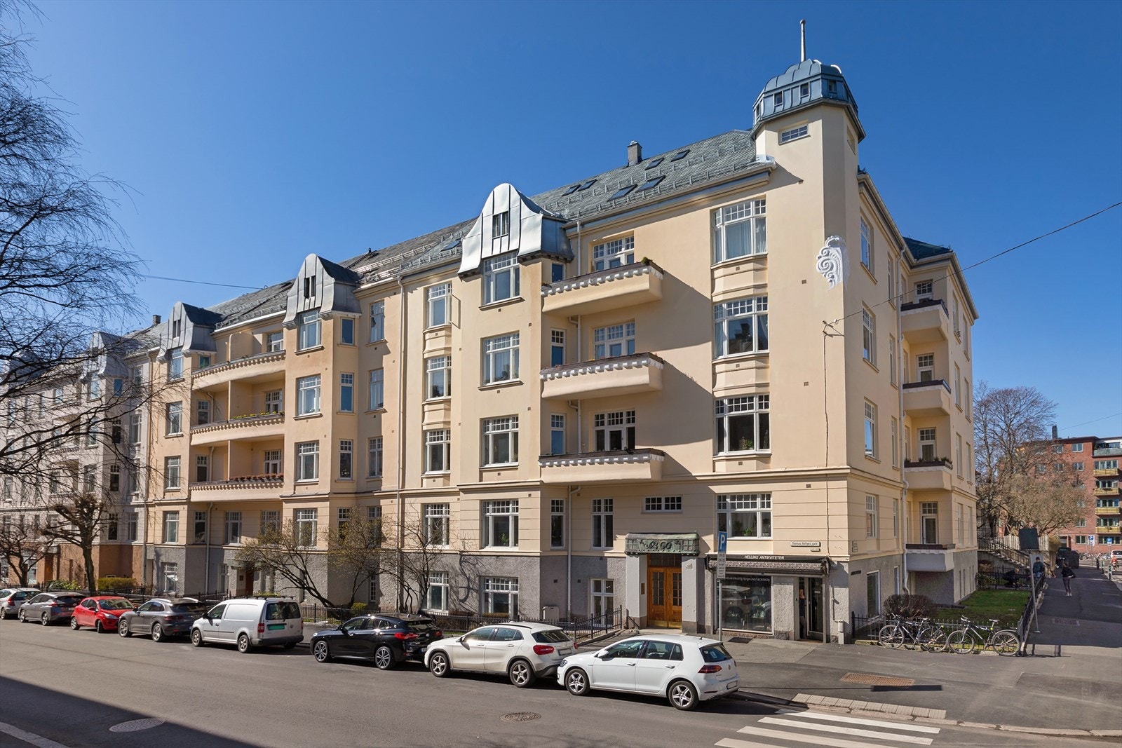 Flott Jugend hjørnegård fra 1916 med representativt inngangsparti og vakre detaljer Galleribilde