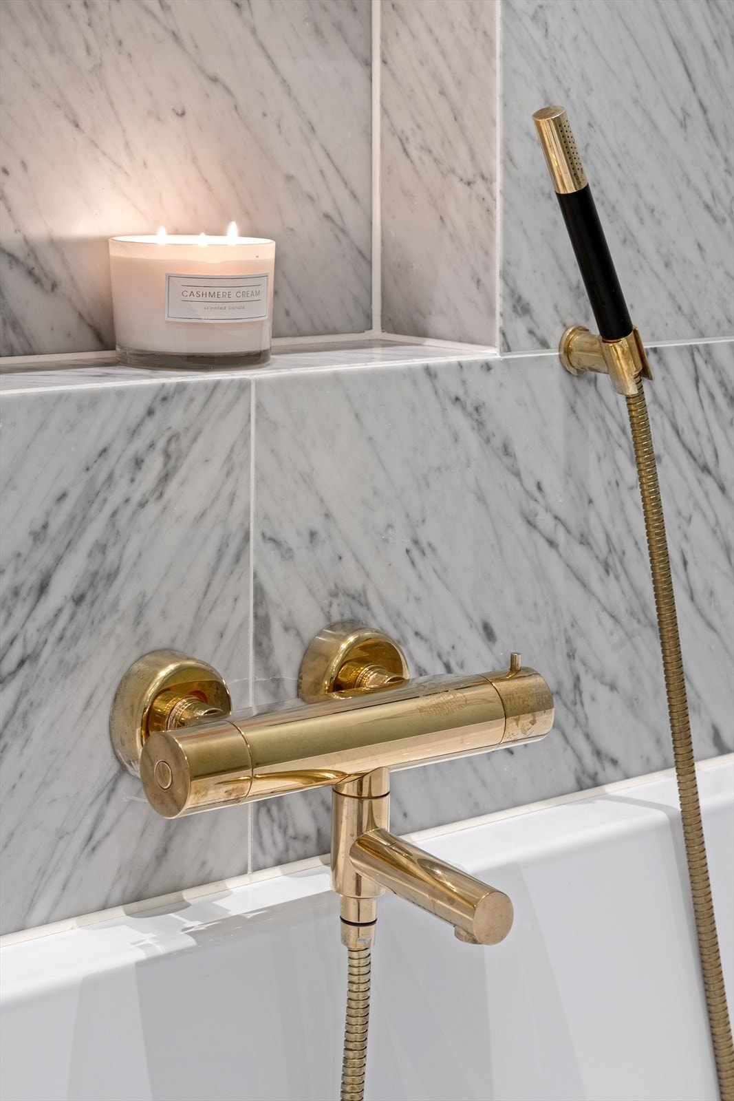 Flislagt gulv med gulvvarme. Vegger med fliser og malte flater. Himlingsflater i malte flater med downlights. Galleribilde