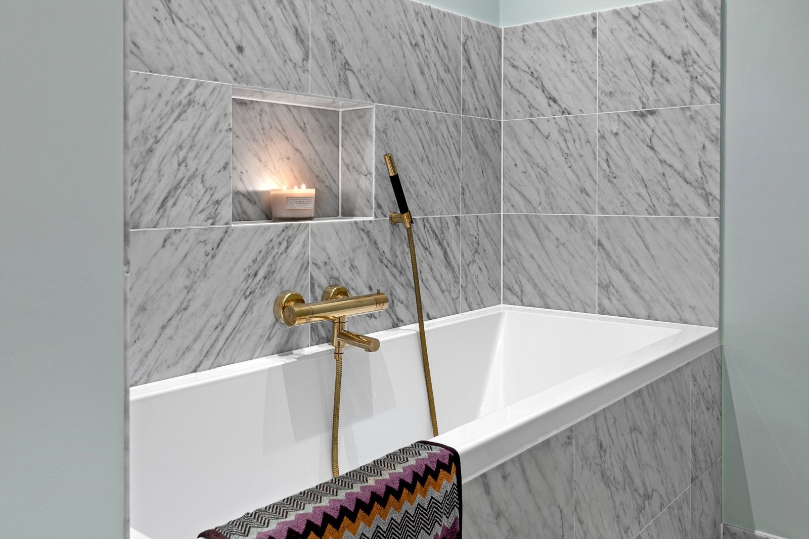 Innfliset badekar med med dusj og dusjarmatur fra Tapwell. Galleribilde