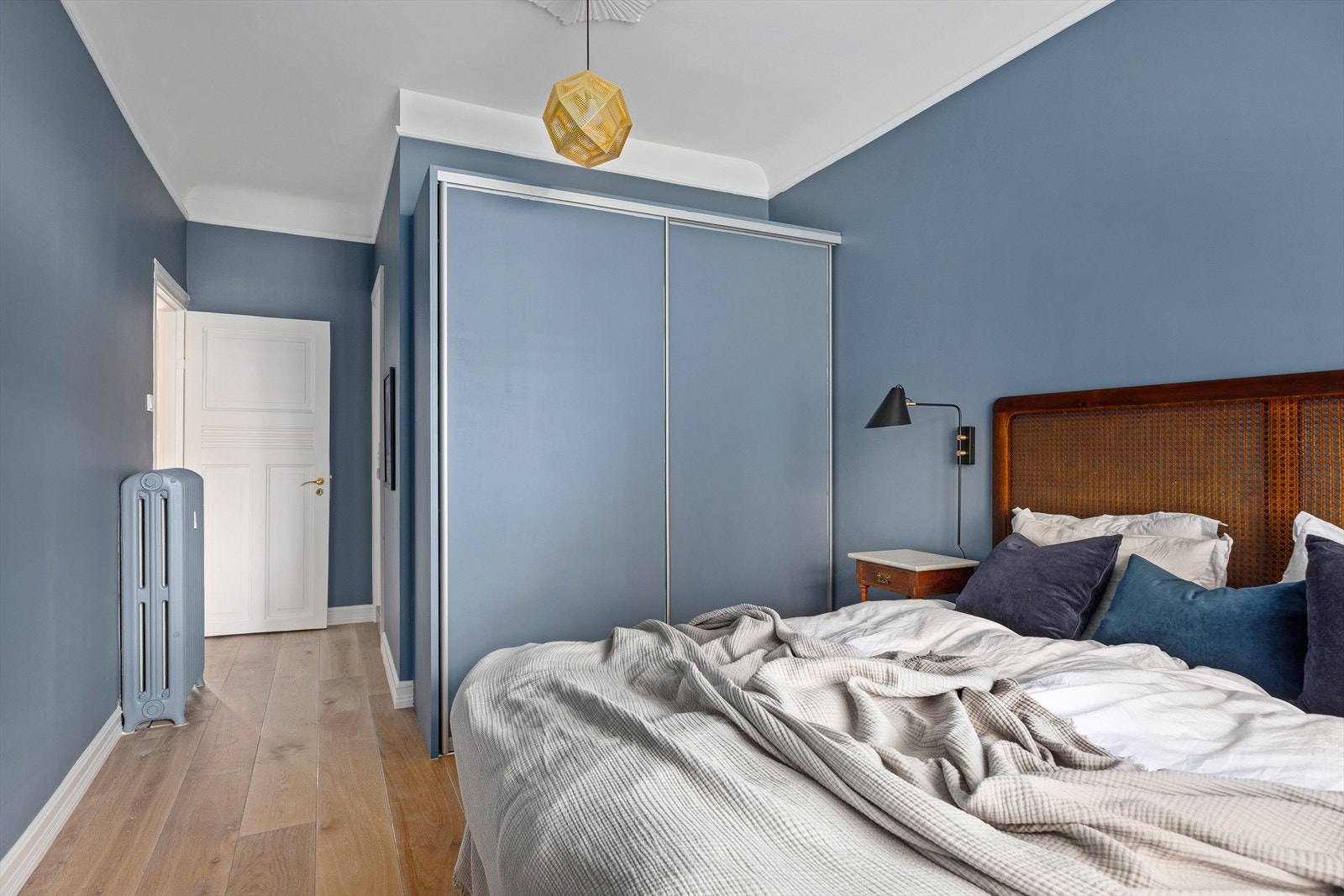 Hovedsoverom med skyvedørsgarderobe og bad en-suite. Galleribilde