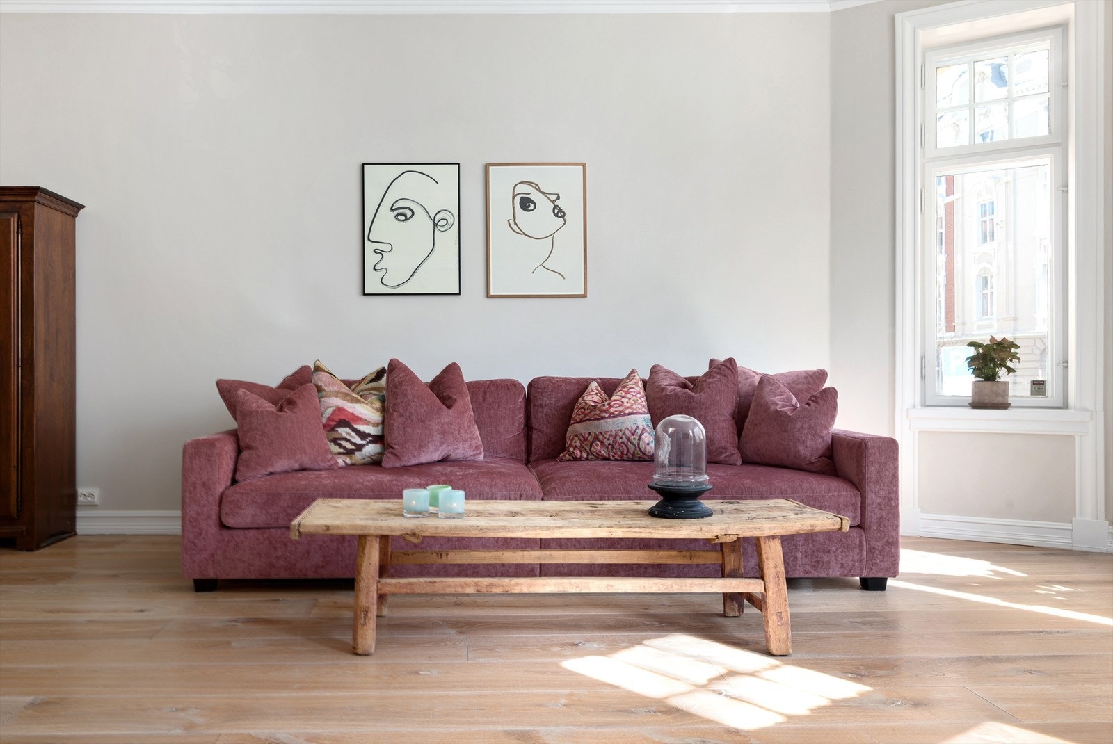 Boligen er betydelig påkostet og nyoppusset i 2019 med smakfulle farge- og materialvalg, samt god standard over det hele. Galleribilde