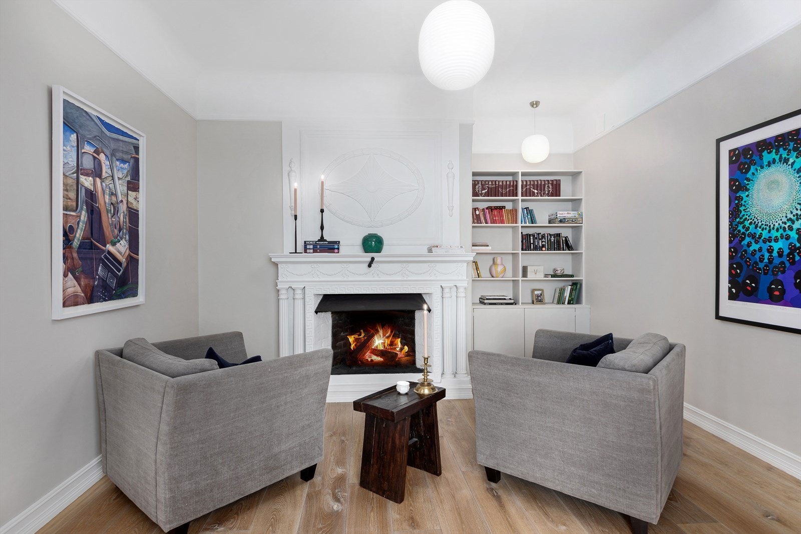 I denne boligen får du spisekjøkken og flere stuer på rad. Alle gulv har blitt avrettet og det er lagt pen, hellimt parkett. Galleribilde