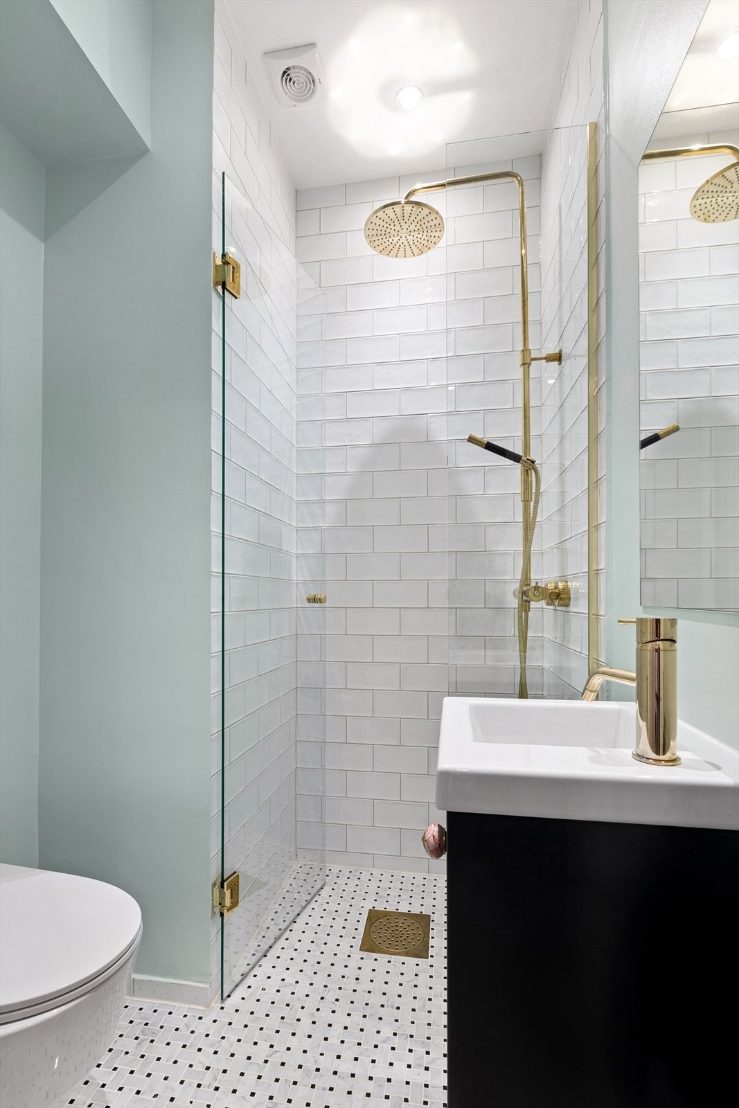 Baderom 2 ble også pusset opp i 2019. Dusjnisje med glassdør, regnfallsdusj og dusjarmatur fra Tapwell. Vegghengt toalett fra Laufen med trykknapper fra Tece. Galleribilde