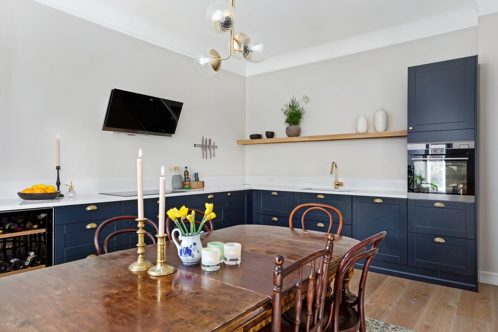 Stort spisekjøkken med moderne kjøkkeninnredning. Galleribilde