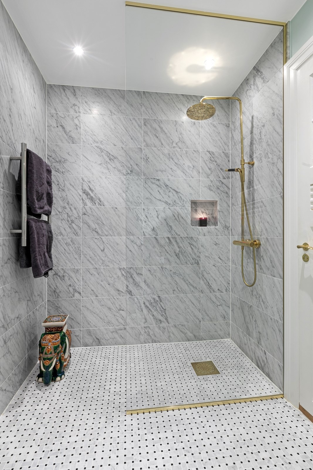 Hovedbadet har både dusjnisje og badekar. Dusjnisje med glassvegg, regnfallsdusj og dusjarmatur fra Tapwell Galleribilde