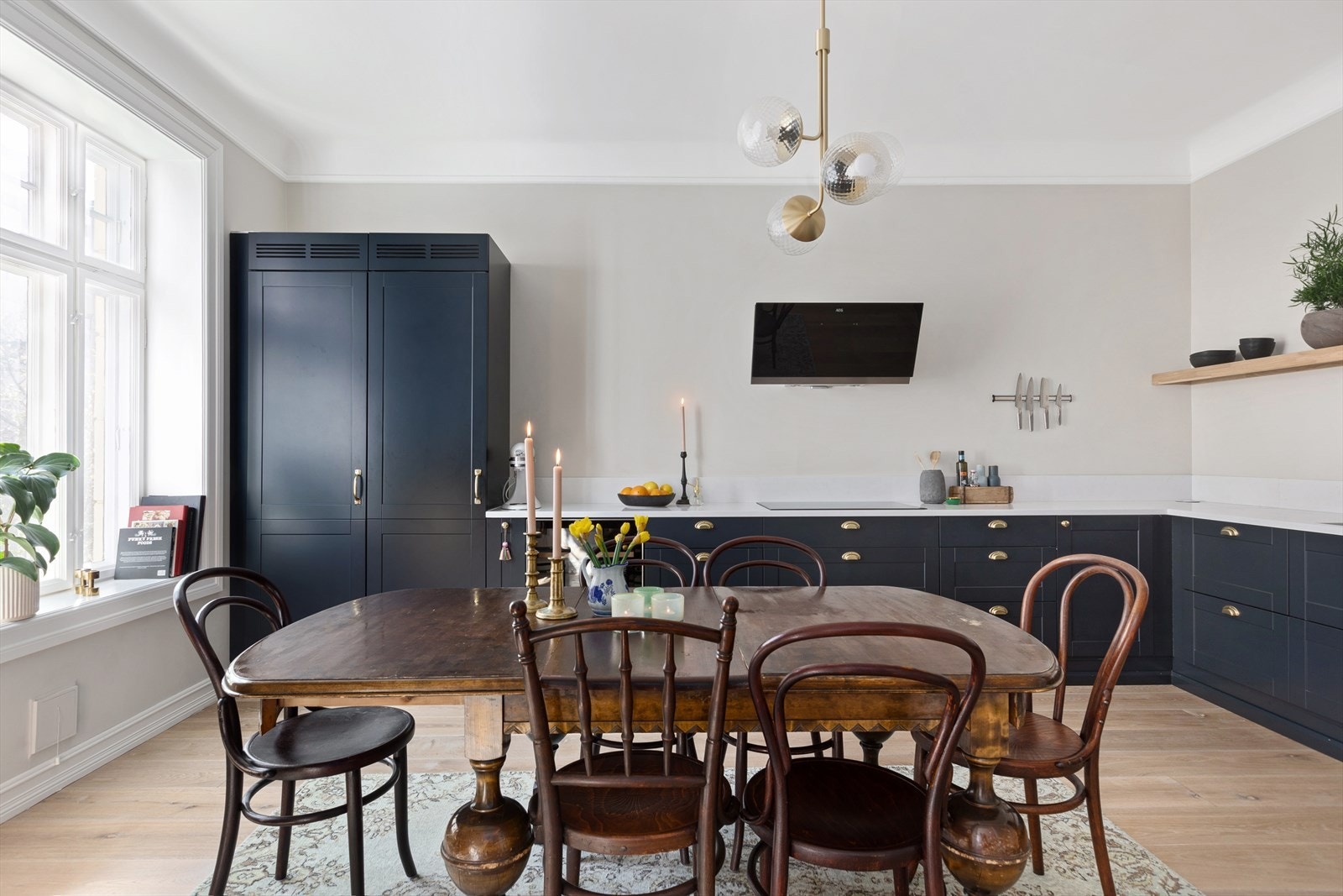 Innholdsrik Strai kjøkkeninnredning fra 2019 med profilerte fronter og benkeplate av kompositt. Galleribilde