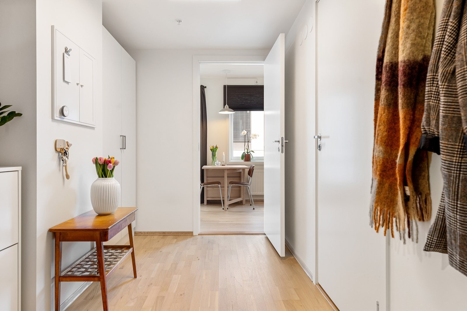 Rommet er romslig og utstyrt med garderobeskap. Galleribilde