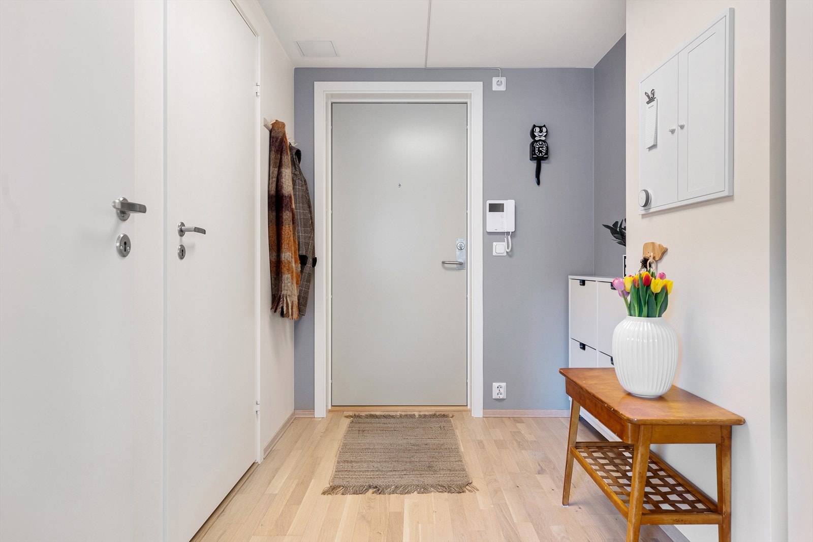 Med heis opp til leilighetsplan blir du møtt av en innbydende entrè med god plass til å henge fra seg yttertøy og sko. Galleribilde