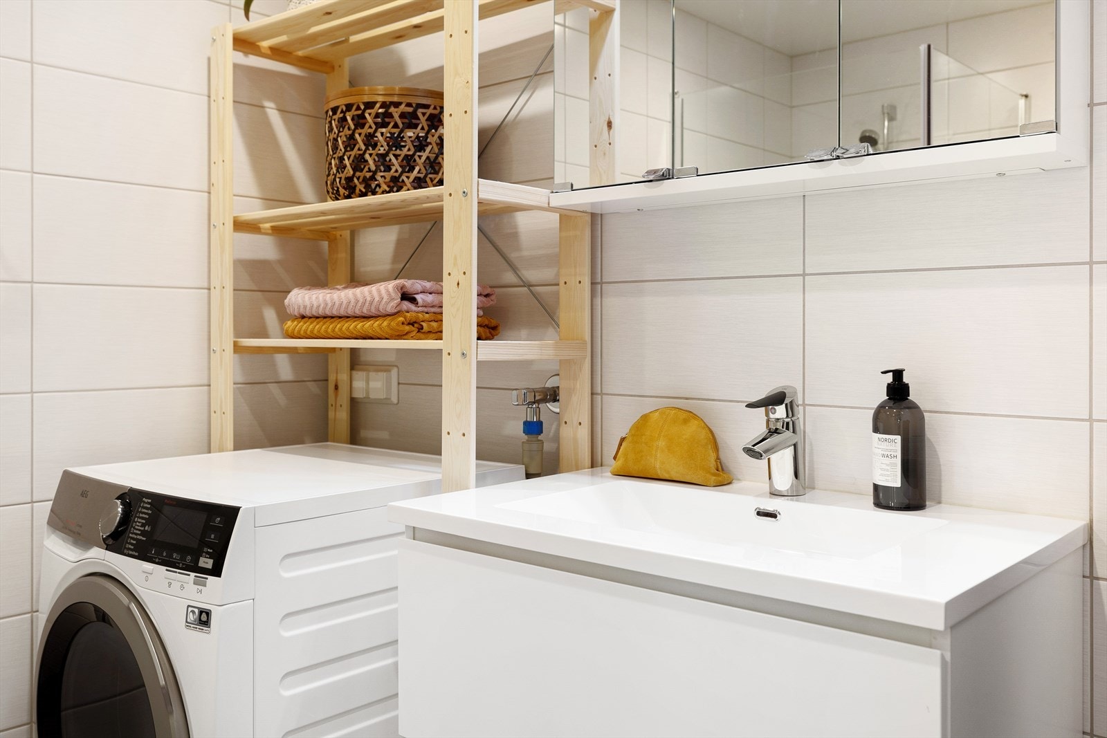 Innredningen består av heldekkende servantinnredning i glatt utførelse, speilskap og belysning. Galleribilde