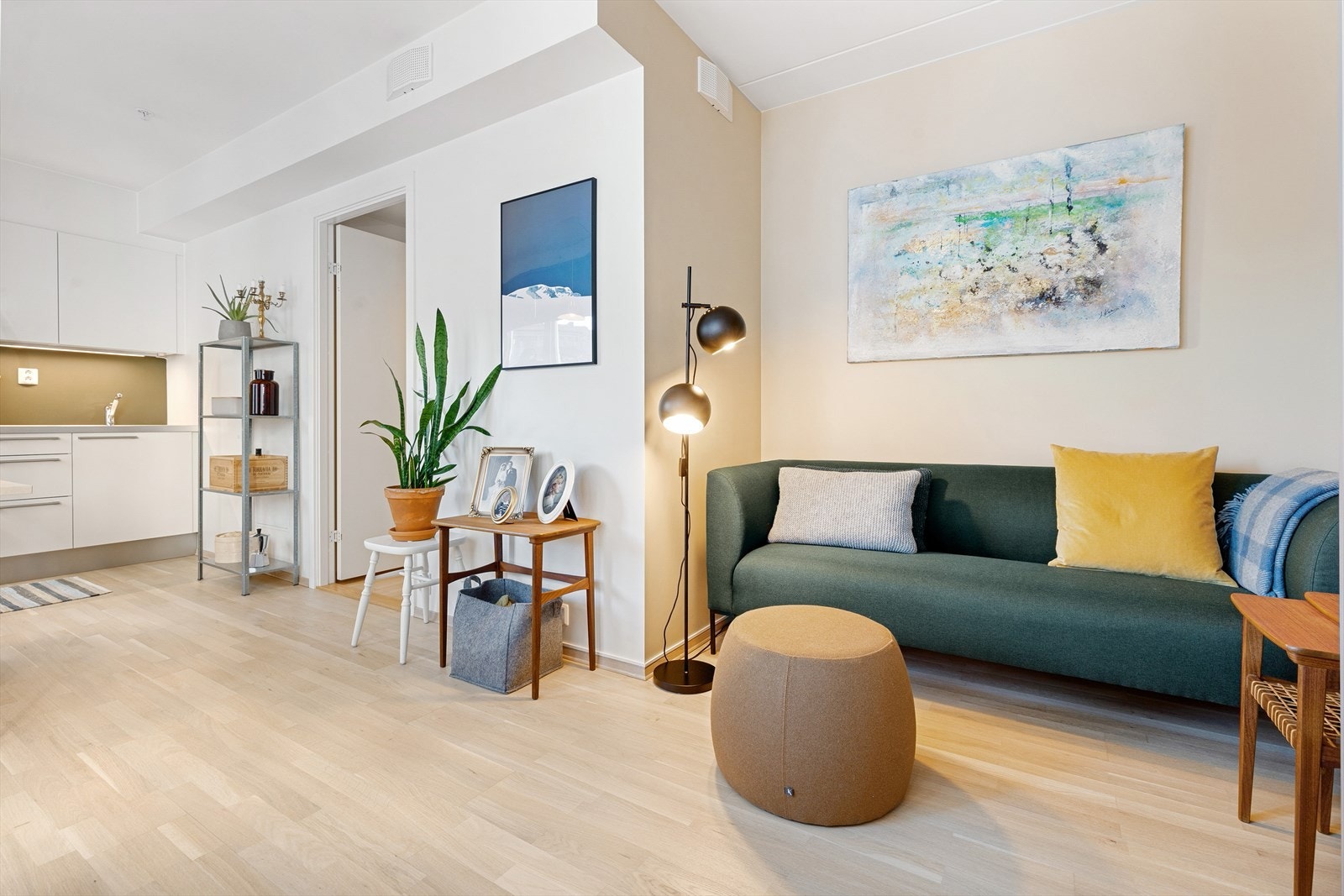 Stuen er meget innbydende med flott parkettgulv og lysmalte veggflater som bidrar til en lun atmosfære. Galleribilde