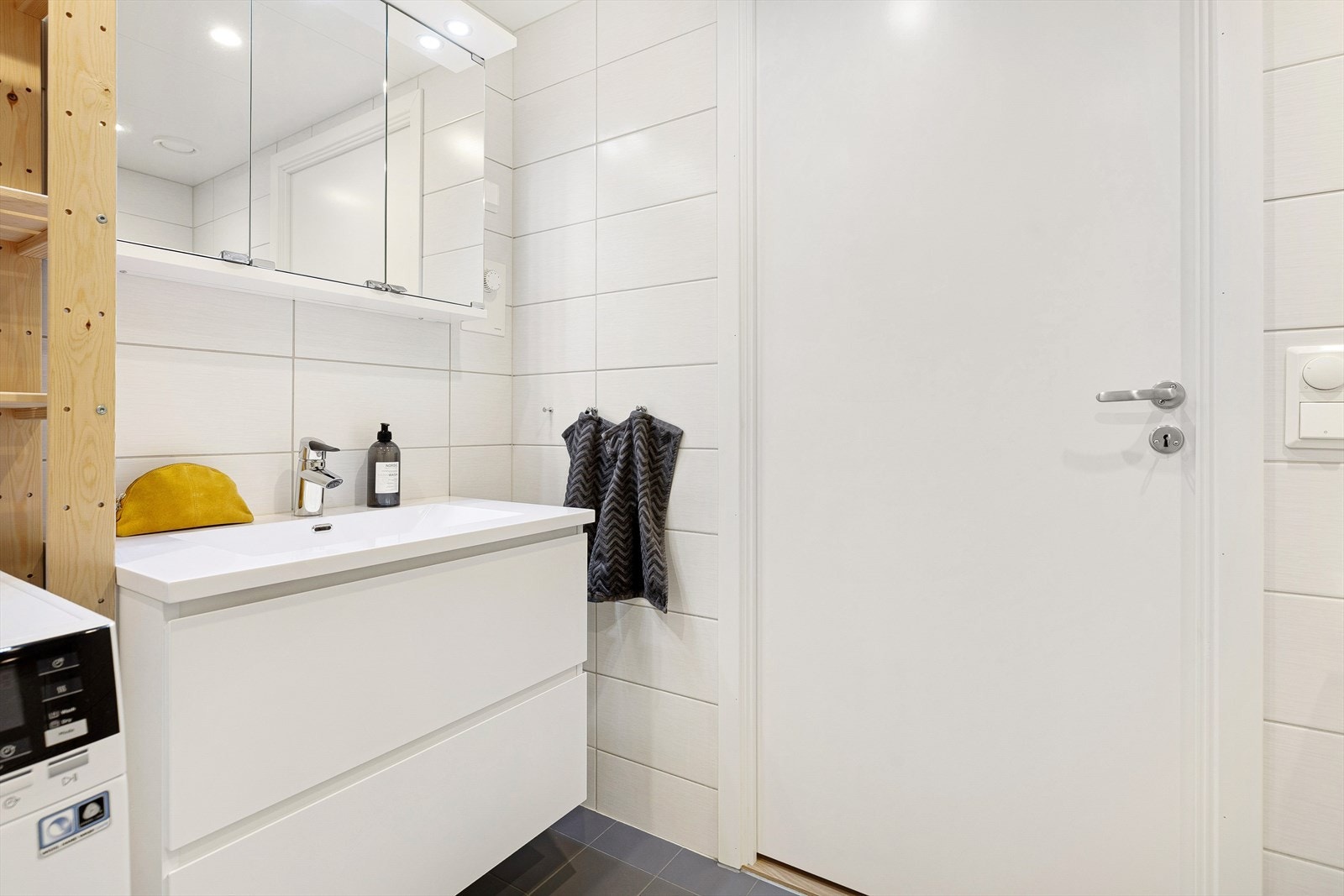 Baderommet er pent lyssatt med downlights og det er opplegg for vaskemaskin. Galleribilde