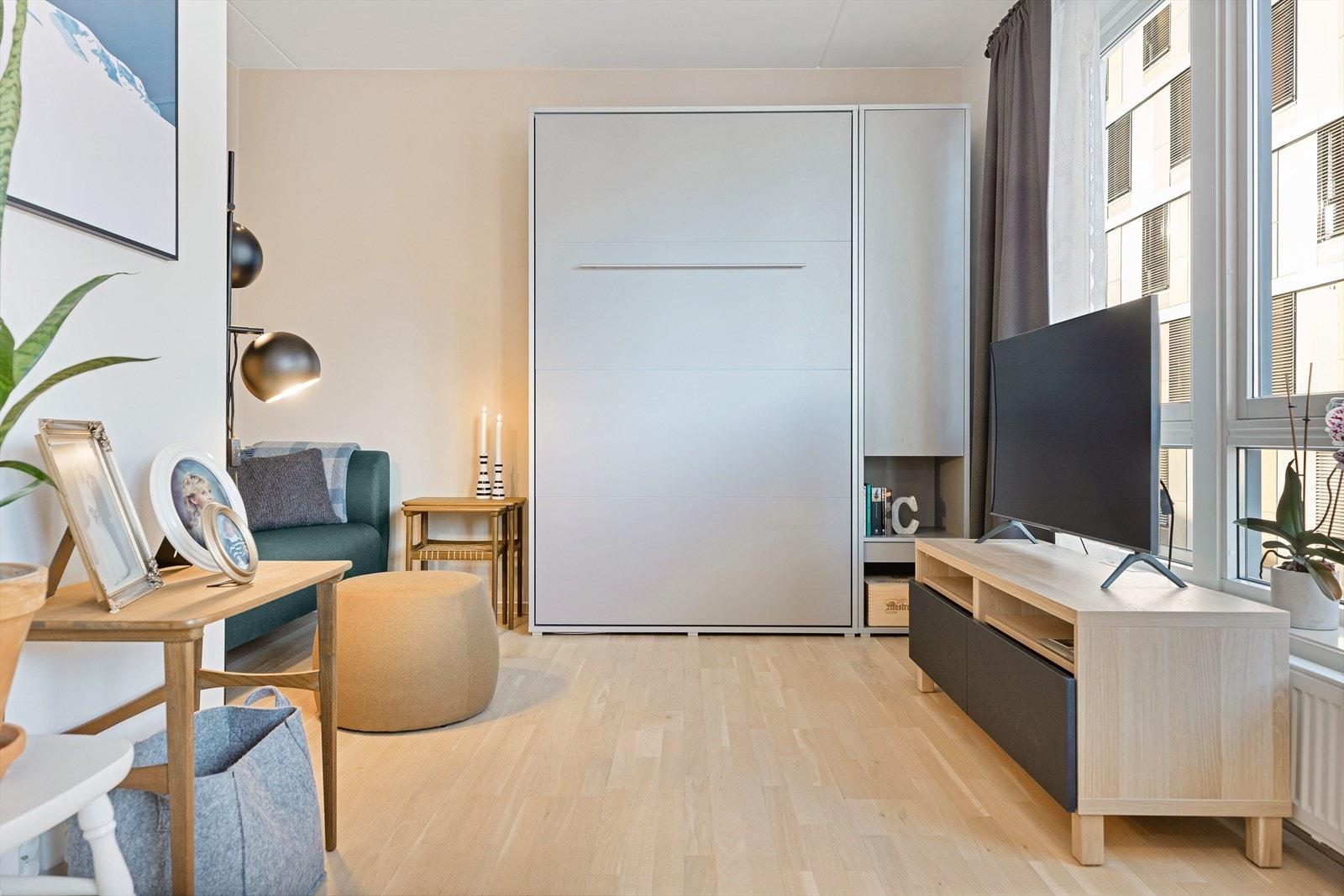 Store vindusflater gir rikelig med naturlig belysning og en luftig romfølelse. Galleribilde