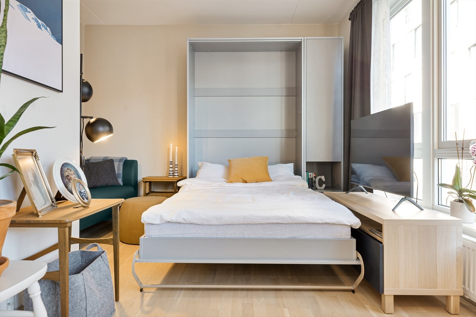 Når natten kommer slår man enkelt ned sengen, og stuen forvandles til soverom. Galleribilde