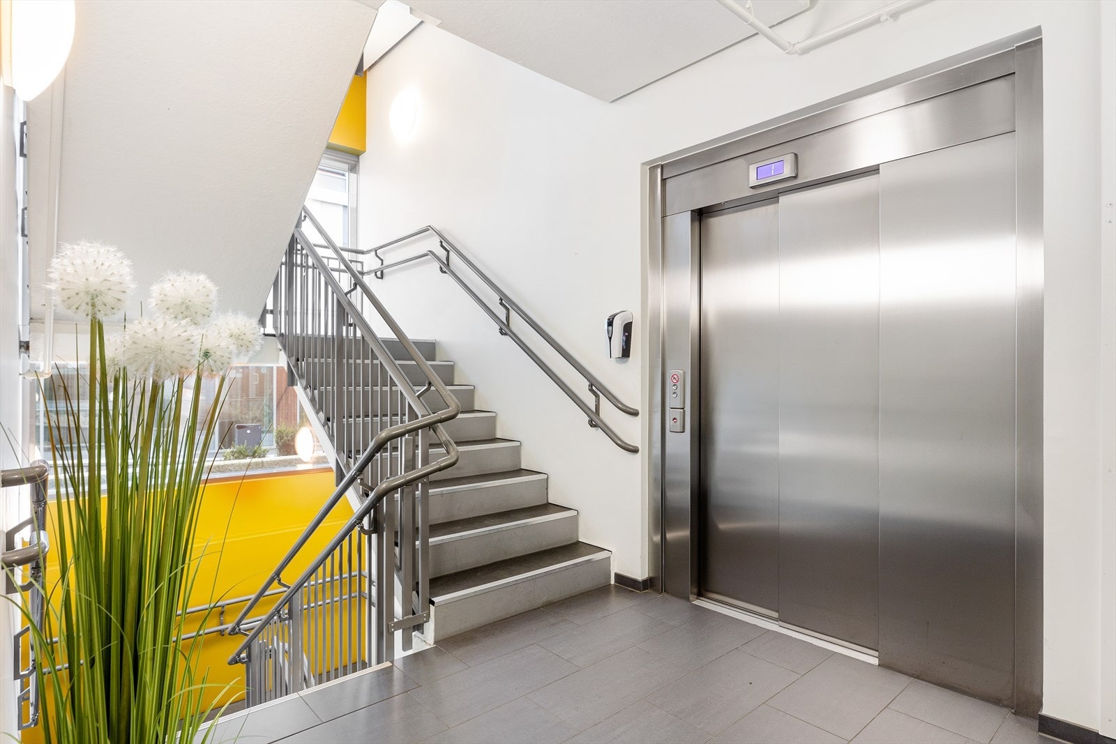 Heisen leder deg opp til Kanalveien 4 i 3. etasje. Galleribilde