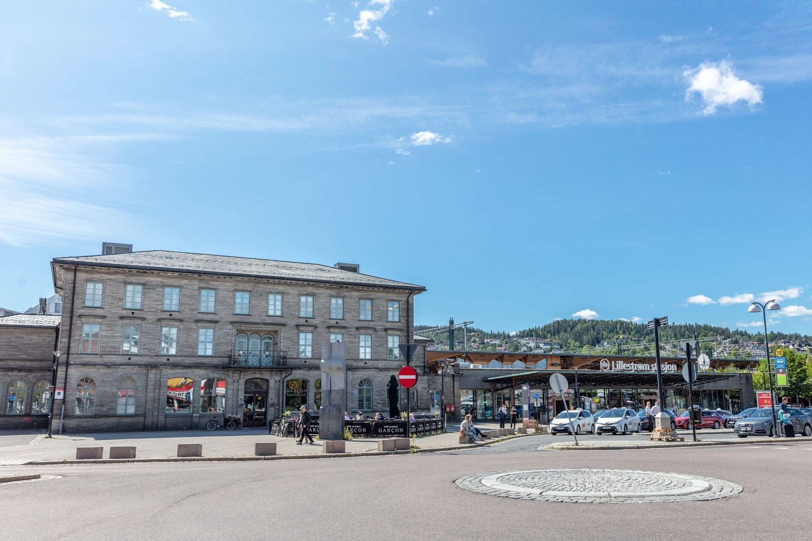 Lillestrøm stasjon med et bredt tog- og busstilbud ligger rett bortenfor leiligheten. Galleribilde