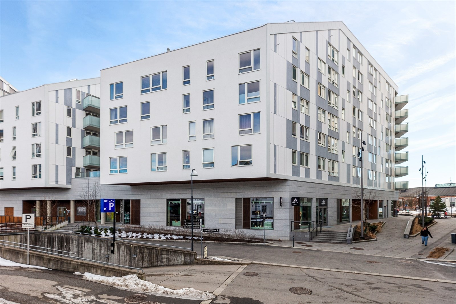 Eiendommen ligger i et urbant og moderne boligområde ved Lillestrøm sentrum, med umiddelbar nærhet til offentlig kommunikasjon og byens fasiliteter. Galleribilde