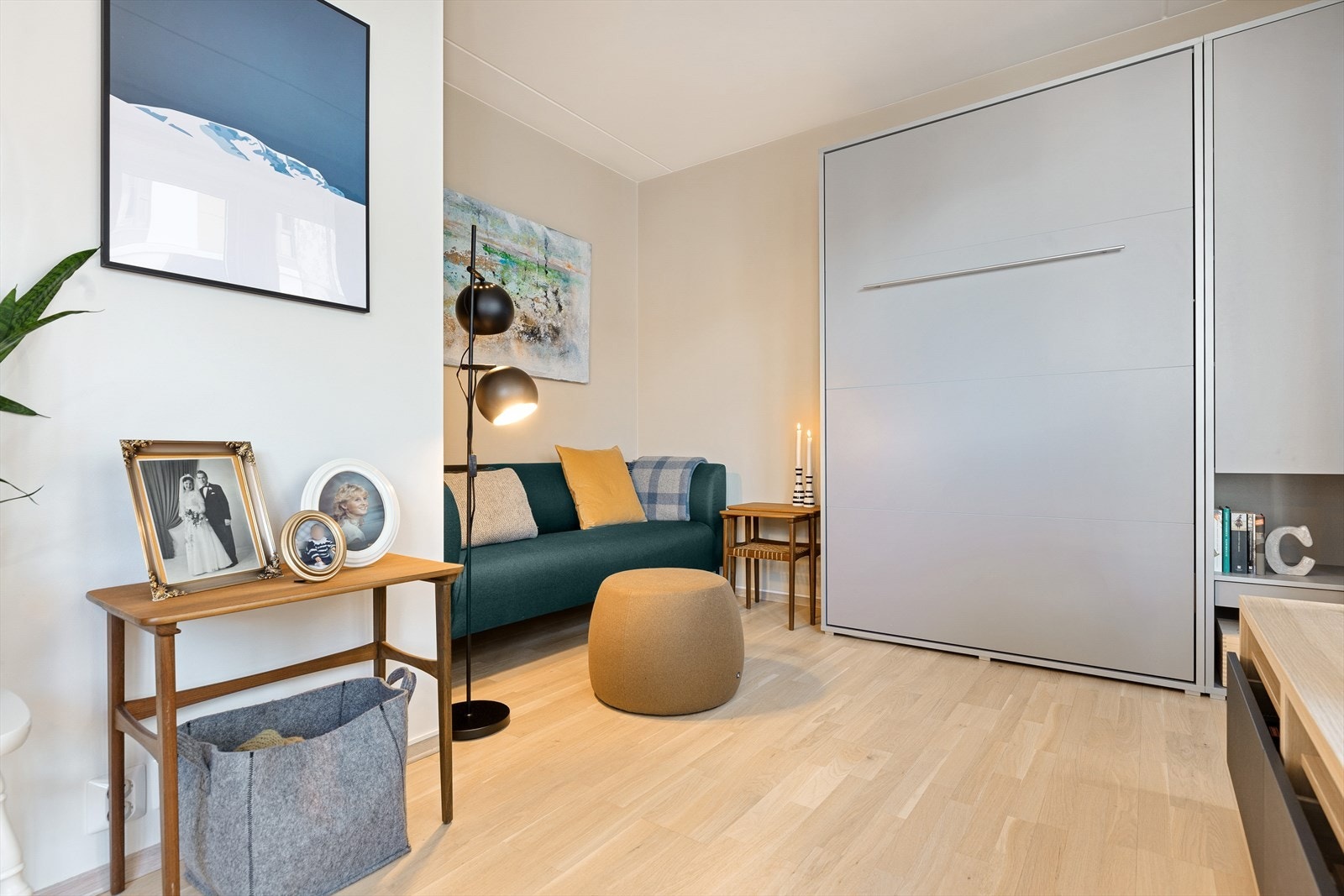 Stuen er praktisk innredet med sofa, tv-møblement og garderobeskap samt skapseng. Galleribilde