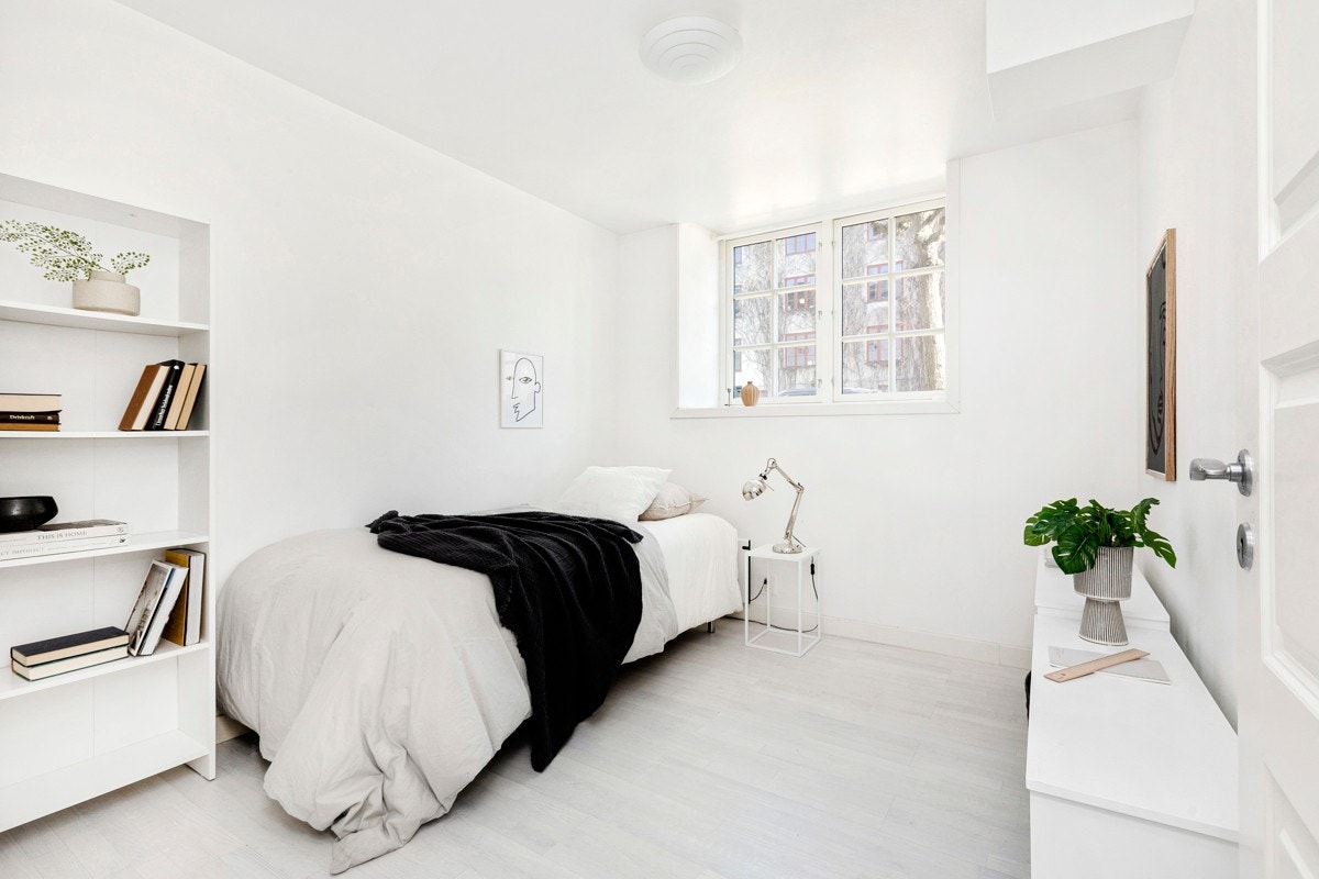 Soverom II er også av god størrelse, med plass til dobbeltseng og garderobeløsning. Galleribilde