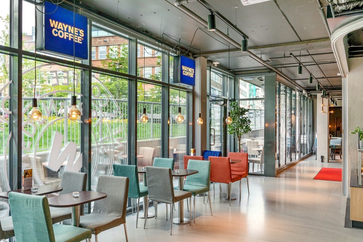 Gangavstand til nyåpnede senteret Carl Berner Passasjen, med vinmonopolet, KIWI, Apotek1 og Wayne's coffee. Galleribilde