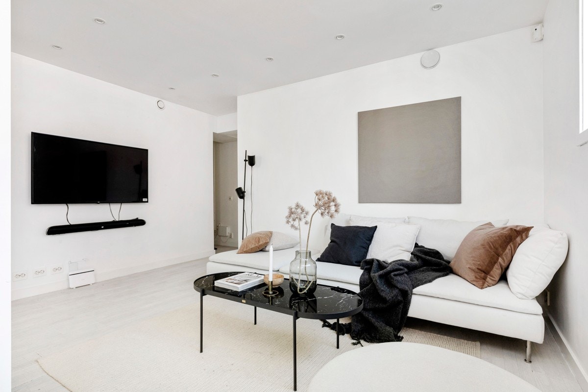 Plass til sofa, spisegruppe og TV-løsning. Galleribilde