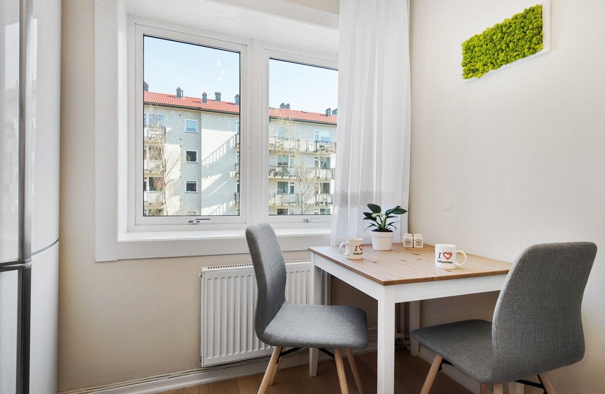 Praktisk spiseplass og store vindusflater. Galleribilde