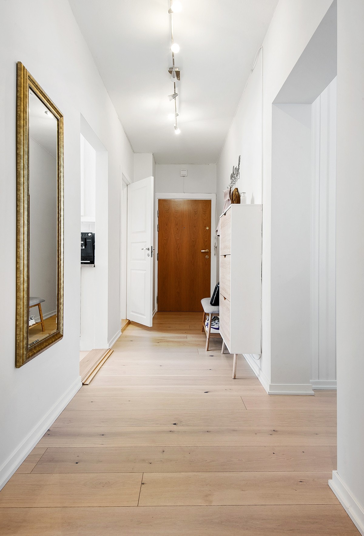 Entreen gir et godt førsteinntrykk av boligen. Galleribilde