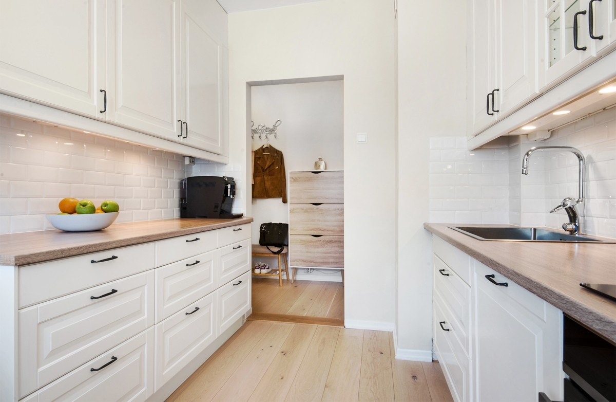 Integrerte hvitevarer og god benkeplass. Galleribilde