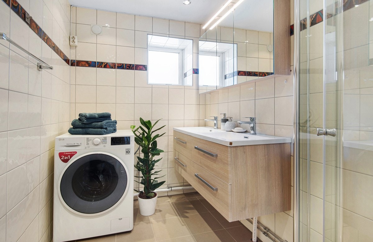 Pent bad med dusjløsning, opplegg for vaskemaskin og lyse/trivelige farger på veggene som gir ett godt helhetsinntrykk. Galleribilde