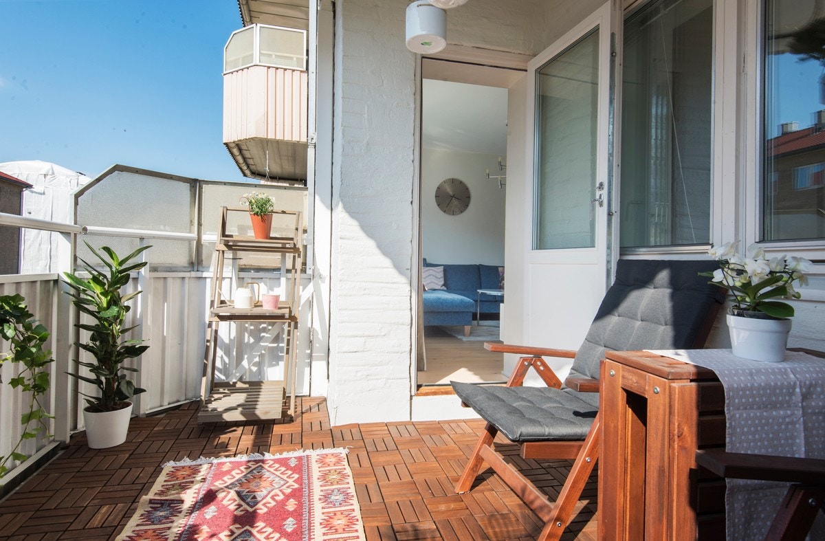 Fra stuen er det adkomst til vestvendt, overbygget balkong med koselig utsyn mot indre fellesareal. Galleribilde