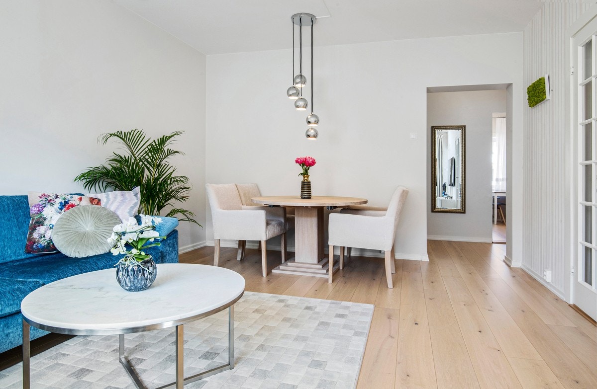 Romslig stue med flere møbleringsmuligheter. Galleribilde