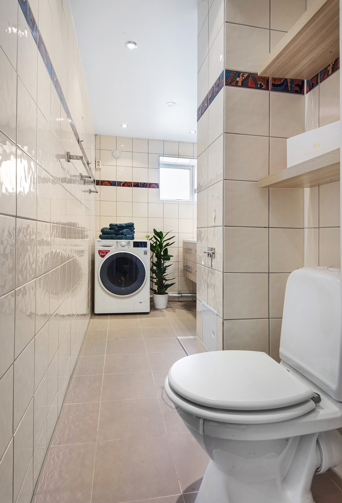 WC er på en praktisk måte delvis adskilt fra resten av badet. Galleribilde