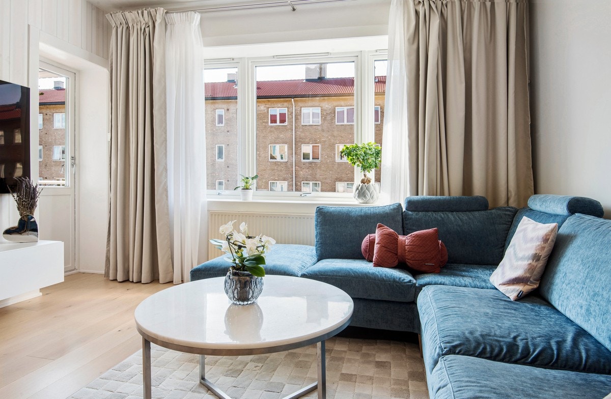 Gjennomgående god standard med en stavs eikeparkett, nyere kjøkken med koselig spiseplass og integrerte hvitevarer. Galleribilde