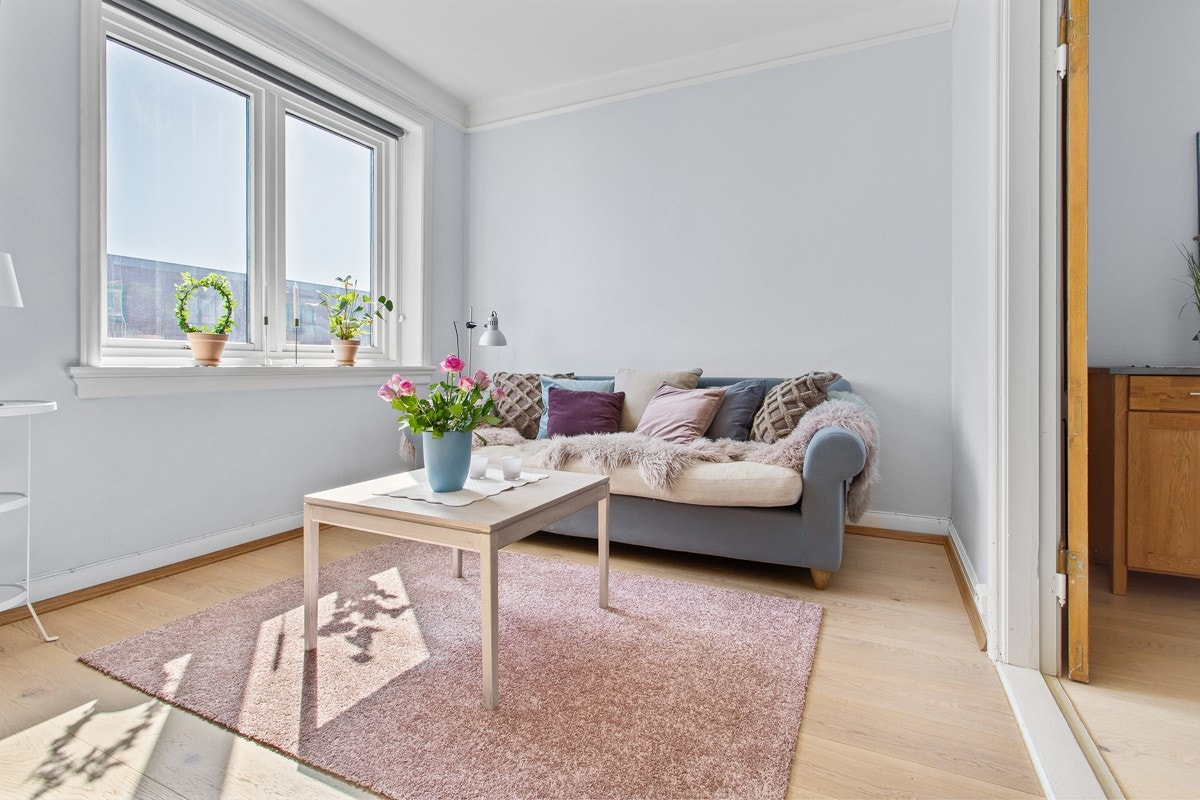 Stuen fremstår som tiltalende med lysmalte vegger og nyere, pent parkettgulv. Galleribilde