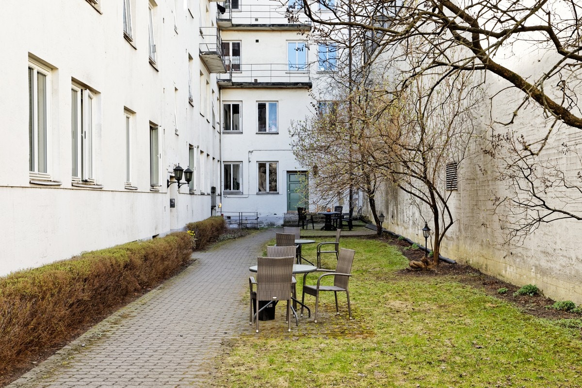 Hyggelig bakgård med flere sittegrupper. Galleribilde