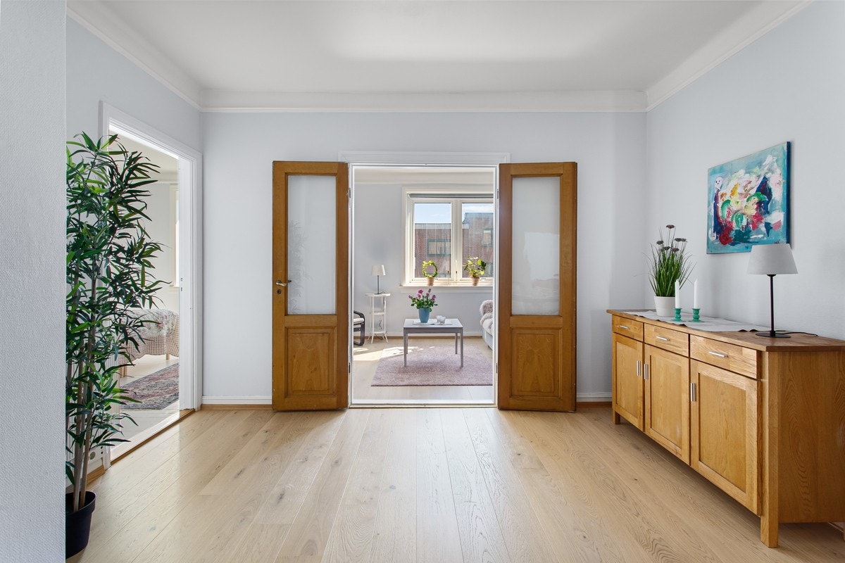 PrivatMegleren Aksept har gleden av å ønske dere velkommen til Waldemar Thranes gate 62 C - En lys og innbydende 4-roms selveierleilighet, med attraktiv og sentral beliggenhet. Galleribilde