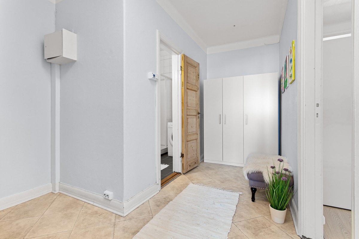 Entreen fremstår som innbydende med lysmalte vegger og pent belegg på gulv. Galleribilde