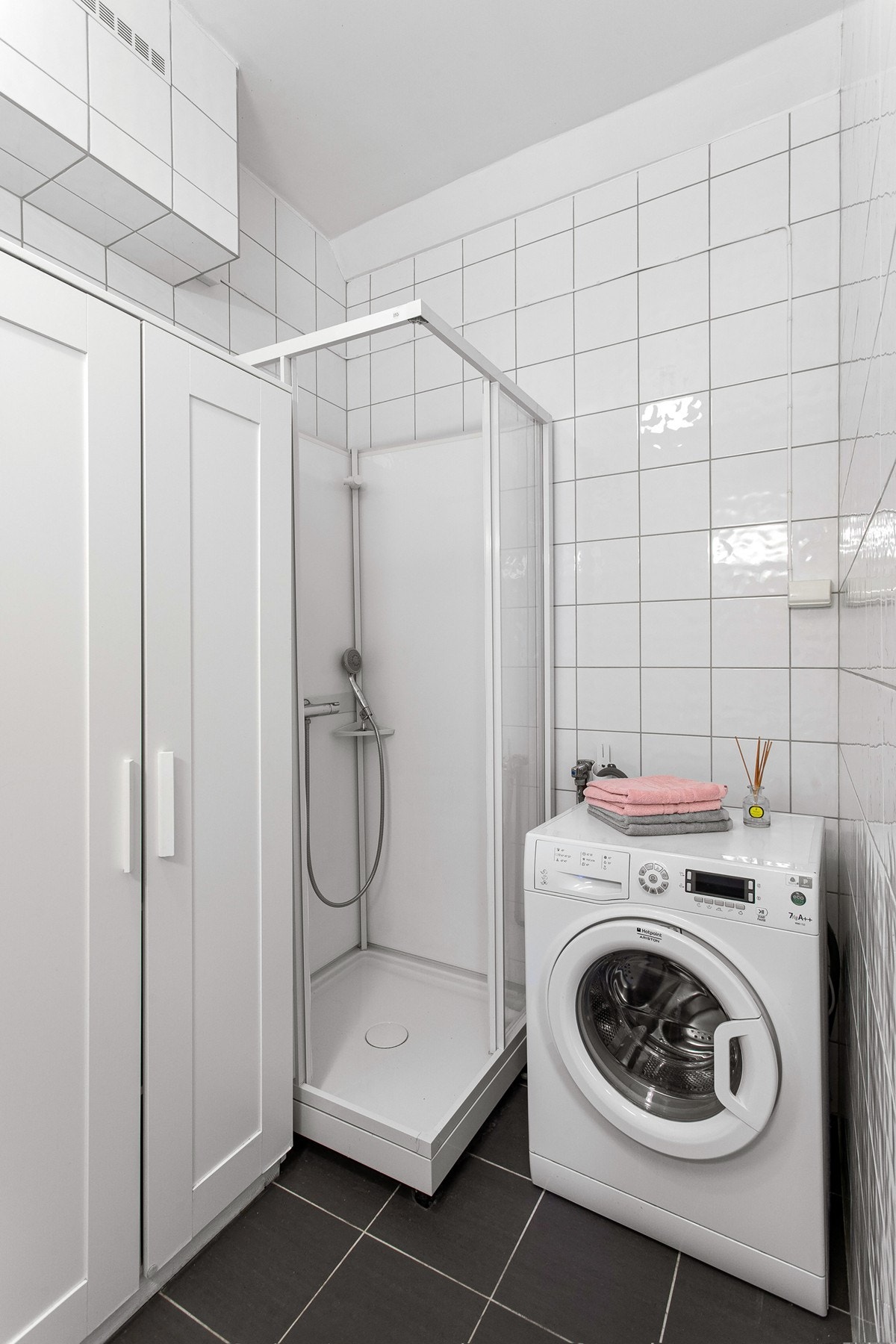 Det er gulvmontert toalett og dusjkabinett, samt opplegg for vaskemaskin. Galleribilde