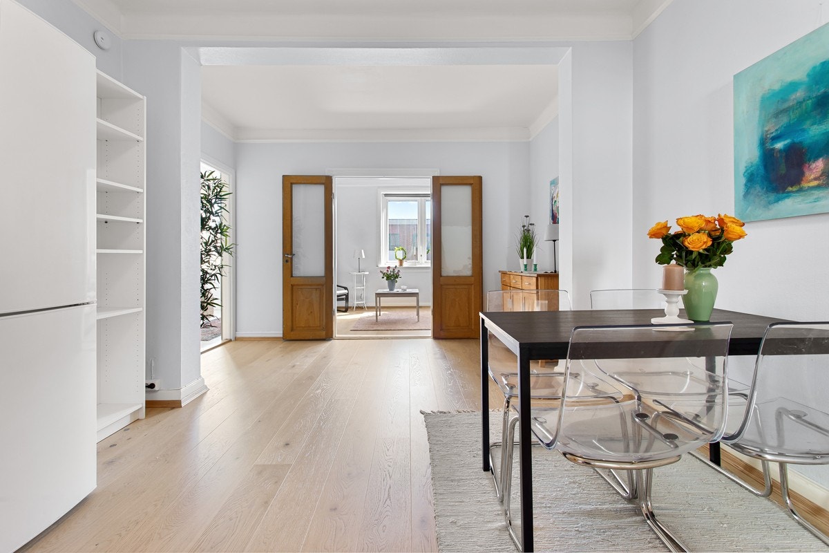 Kjøkkenet ligger i mellomstuen og har en tofløyet dør inn mot stue. Galleribilde