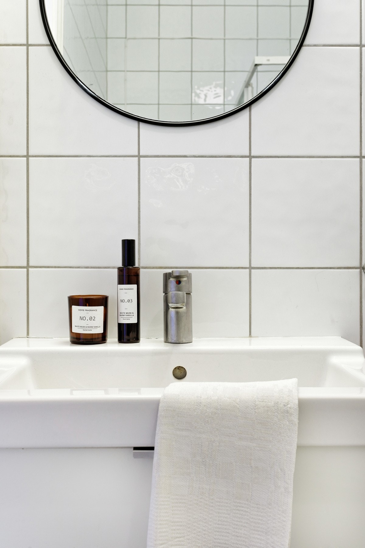 Innredningen er hvit med heldekkende servant, underskap og speil med belysning over. Galleribilde