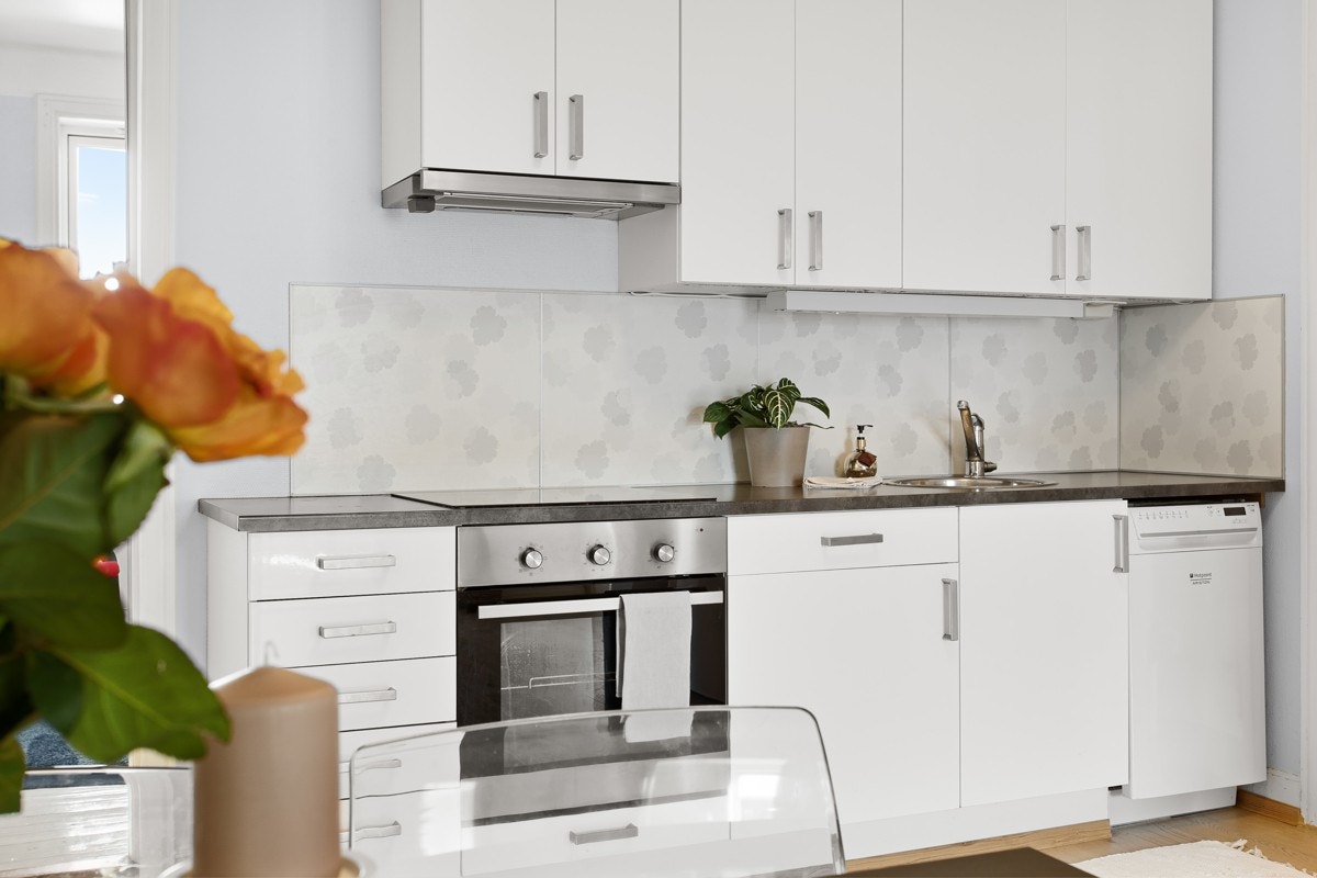 Det er integrerte hvitevarer som sekeovn, platetopp og avtrekksvifte fra Ikea. Galleribilde