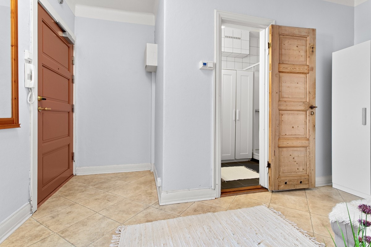 Entreen har dørcallinganlegg med porttelefon. Galleribilde