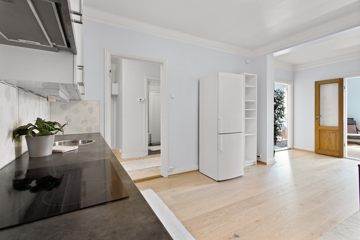 Det er opplegg for kjøl/frys og oppvaskmaskin. Galleribilde