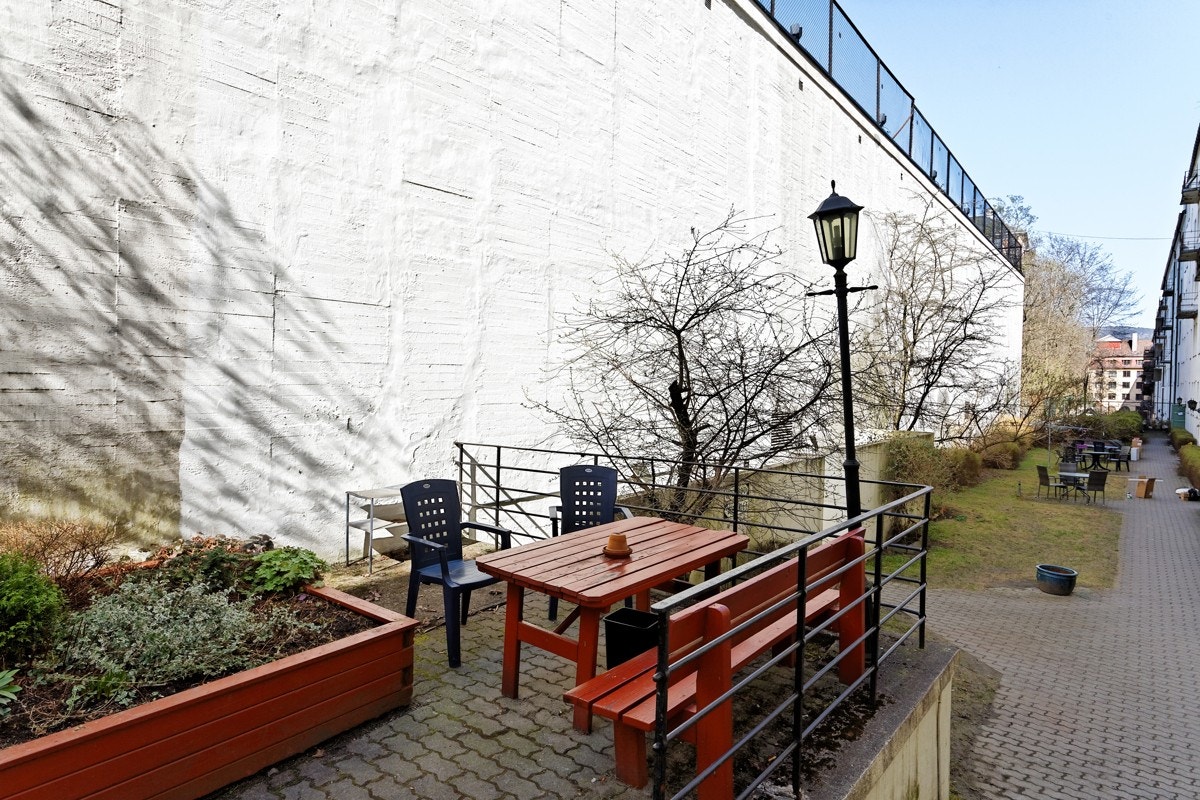 Hyggelig bakgård med flere sittegrupper. Galleribilde