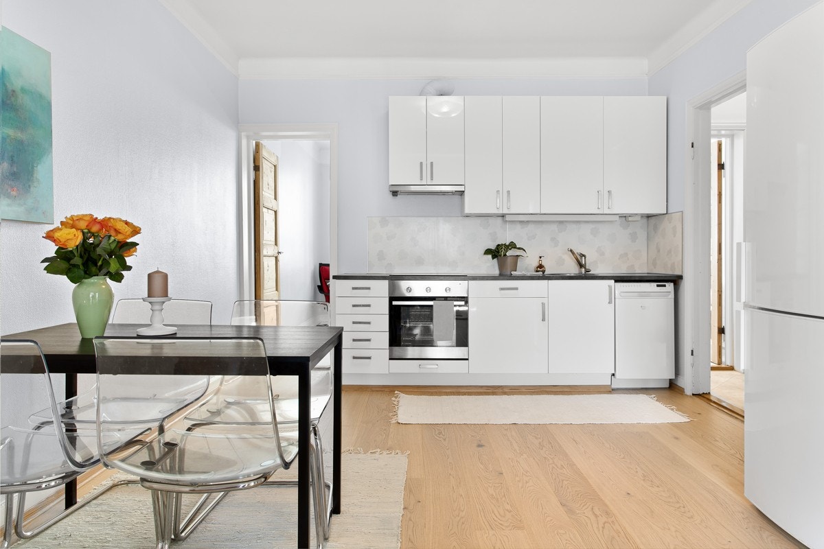 Kjøkkeninnredning i mellomstuen med plass for spisebord. Galleribilde