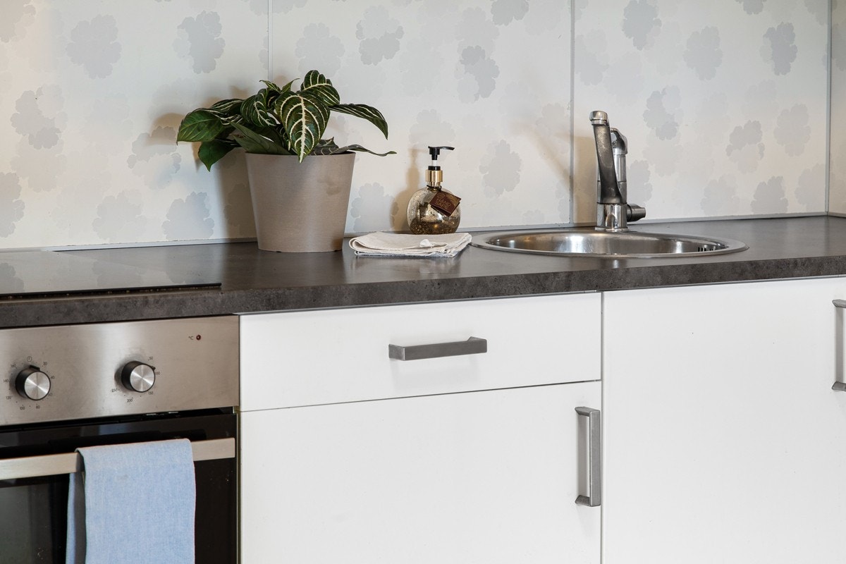 Benkeplate i mørk laminat. Galleribilde