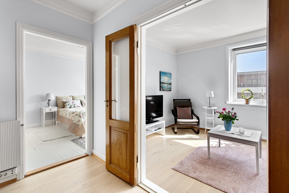 Rommet har en tofløyet dør inn mot mellomstuen hvor kjøkkenet ligger. Galleribilde