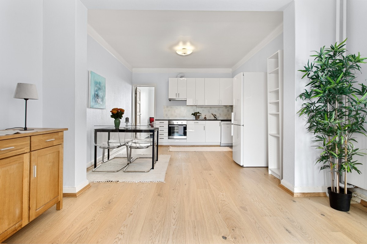 Boligen ligger i byggets fjerde etasje og fremstår som godt vedlikeholdt med en gjennomgående planløsning. Galleribilde