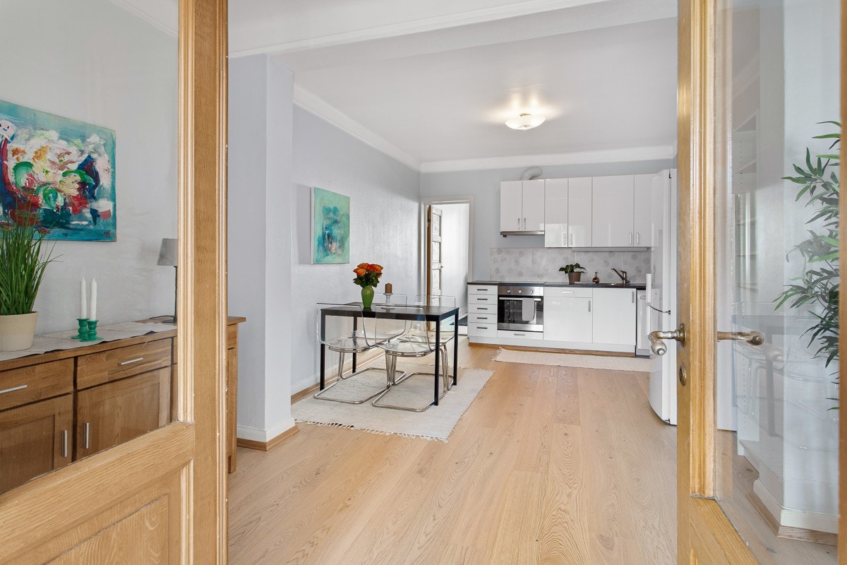 Rommets utforming gir naturlig plass til en hyggelig sofakrok i stuen og spisebord i mellomstuen. Galleribilde