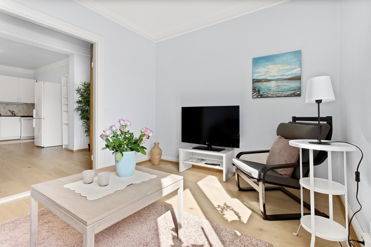 Rommets utforming gir naturlig plass til en hyggelig sofakrok i stuen. Galleribilde