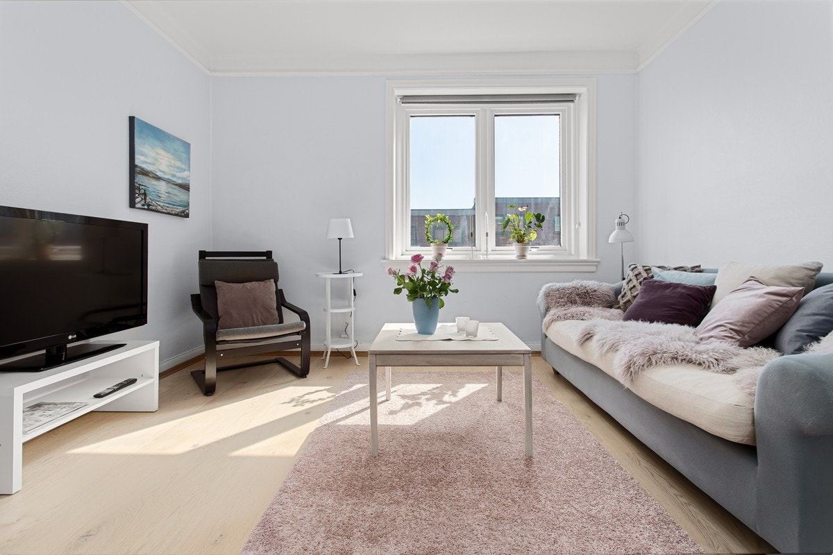 Det er nylig lagt en-stavs parkett i stue og på kjøkkenet. Galleribilde